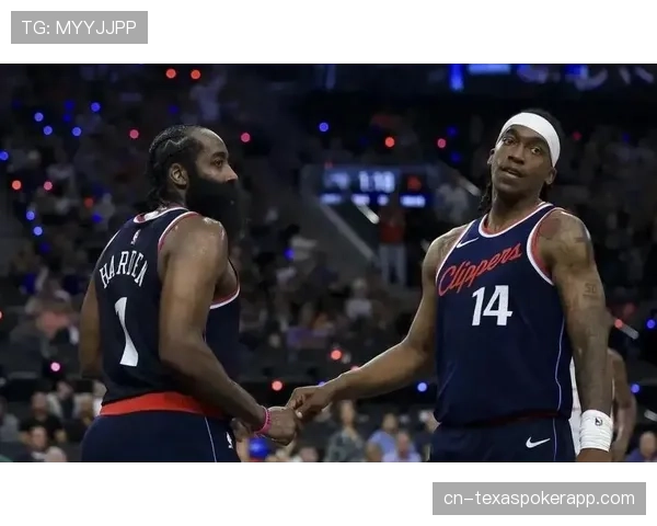 特写瞬间:威斯布鲁克替补登场受到洛杉矶主场观众热烈欢呼