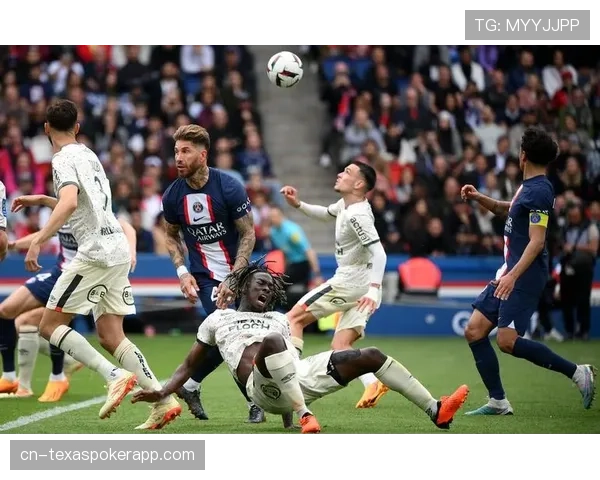 特写:40岁门将曼丹达完成生涯第700次出场,洛里昂主场致敬 特写:40岁门将曼丹达完成生涯第700次出场,洛里昂主场致敬