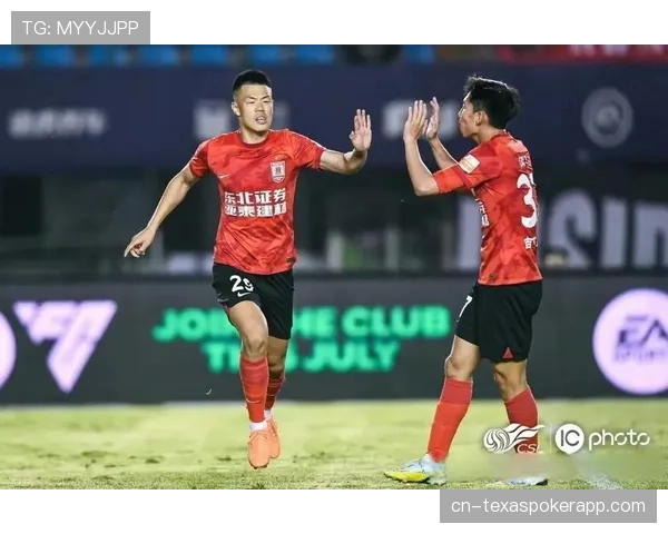 特写:长春亚泰老将谭龙打入个人中超百球后落泪 特写:长春亚泰老将谭龙打入个人中超百球后落泪